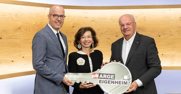 DI Herwig Pernsteiner und KommR DI Christian Struber übergeben Mag.a Isabella Stickler den symbolischen Schlüssel zur ARGE Eigenheim.