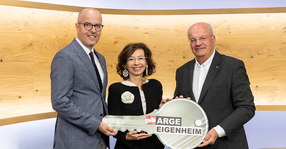 DI Herwig Pernsteiner und KommR DI Christian Struber übergeben Mag.a Isabella Stickler den symbolischen Schlüssel zur ARGE Eigenheim.