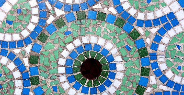 Galerie-Bild 2: Nahaufnahme einer Mosaikplatte mit kreisförmigem Muster in Hellgrün, Blau und Schwarz