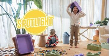 Mädchen und Junge spielen in großem, hellem Kinderzimmer mit Legos und den bunten Aufbewahrungsboxen