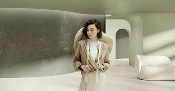 Frau steht vor Wand die mit einem PANDOMO Clay Kalk-Lehm-Putz bearbeitet wurde