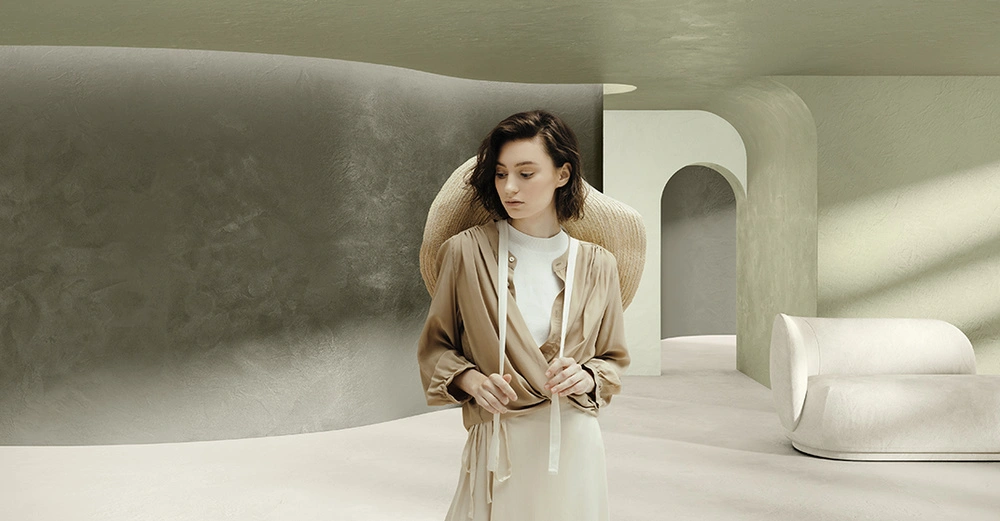 Frau steht vor Wand die mit einem PANDOMO Clay Kalk-Lehm-Putz bearbeitet wurde