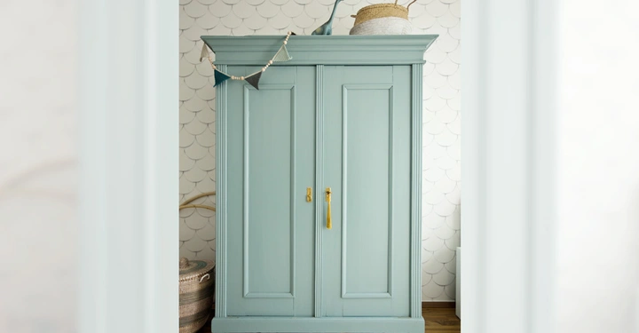 Galerie-Bild 3: Schrank Steht Stehender Kinderzimmer Holzboden mintfarbenen Wandregal Wanddekoration Korb Dinosaurier Spielzeug Wimpelkette Kreismuster Tapete