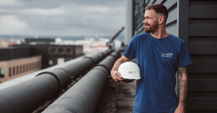 Galerie-Bild 1: Mitarbeiter mit Helm_Schwarz-8000 Kopie.jpg