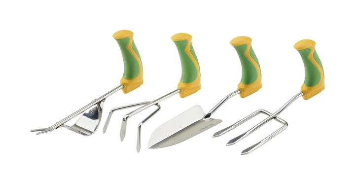 Vier Gartenwerkzeuge mit gelb-grünen Griffen liegen nebeneinander auf einer weißen Oberfläche. Werkzeuge: Unkrautstecher, Grubber, Pflanzkelle, Handrechen. Inschrift auf Pflanzkelle Ox Tools.