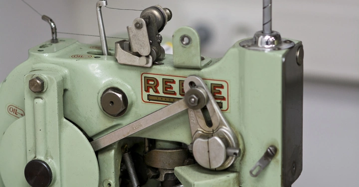 Galerie-Bild 9: Nähmaschine augenähle Rückansicht Mechanismus im Betrieb Nähzimmer Umgebung Text "REECE" "TRADE" "OIL"