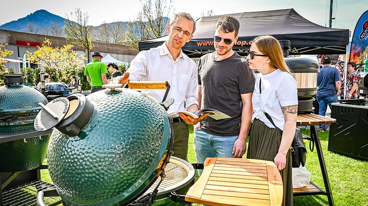Galerie-Bild 4: Im Freigelände präsentieren AusstellerInnen Grillgeräte und geben Tipps für die neue Saison.