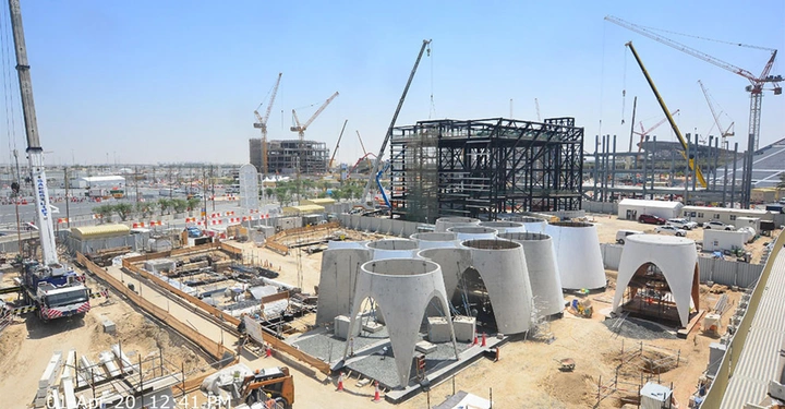 Galerie-Bild 4: Eine Baustelle mit riesigen Betonröhren wird von Kränen und Baugerüsten umgeben viele Reihen von Bauwerkzeugen und Materialien sind in der gesamten Baustelle verteilt 01 Apr 20 12 41 PM