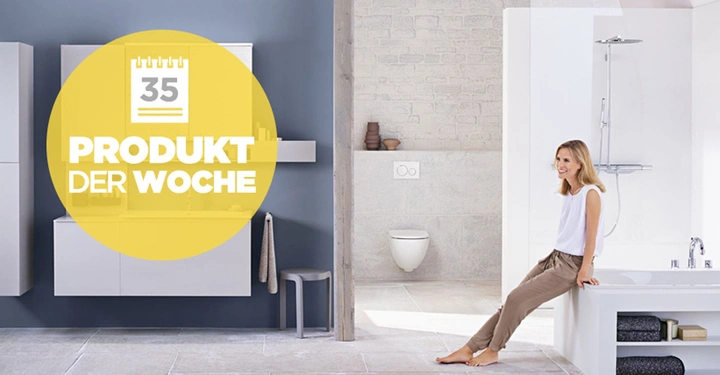 Galerie-Bild 1: Frau sitzt auf Badewanne in modernem Badezimmer mit weißen Schränken an grauer Wand und gelbem Kreis der Text 35 PRODUKT DER WOCHE enthält.