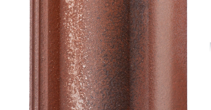 Dachziegel ruht auf einer weißen Oberfläche zeigend seine wellenartige Form und rotbraune Farbgebung ohne zusätzlichen Hintergrund oder Text.