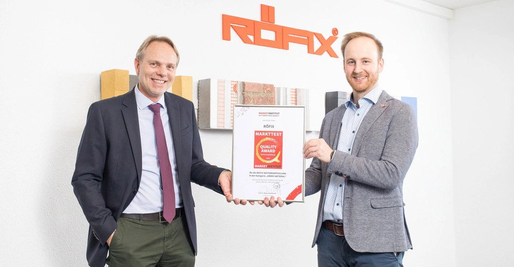 Dirk Zumbansen Geschäftsleitung und Andreas Ganahl (Leitung Marketing) Röfix AG freuen sich über den gewonnen Award