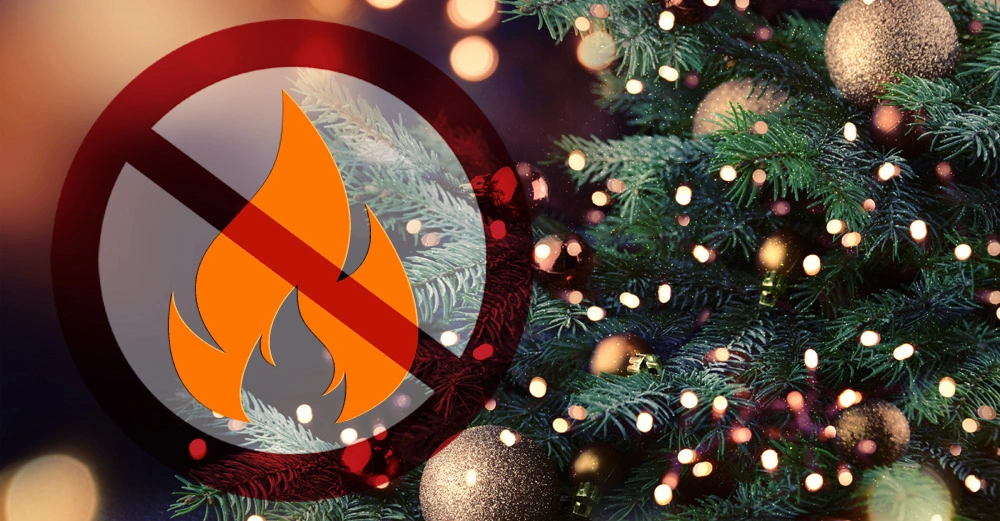 Schild zeigt durchgestrichene Flamme über geschmücktem Weihnachtsbaum im Hintergrund Lichterketten und Kugeln smaragdgrüne Zweige schaffen festliche Stimmung.