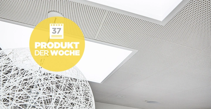 Galerie-Bild 1: Große runde Lampe hängt von der Decke mit perforierten Platten und beleuchteten Rechtecken Kontext Büro. Text 37 PRODUKT DER WOCHE.
