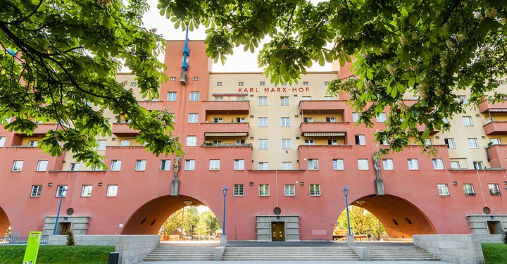 Frontale Aufnahme des Karl-Marx Hof. Gemeindebau in der Stadt Wien.