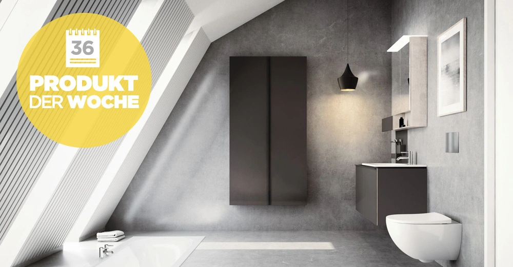 Badezimmer beinhaltet modernen Waschtisch Hängetoilette und Badewanne mit geneigtem Dach und Seitenschräge. Gelber Kreis mit Text Kalender 36 PRODUKT DER WOCHE in der linken Ecke.