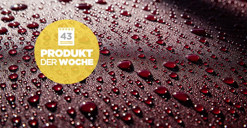 Wassertropfen ruhen auf einer strukturierten Oberfläche rot beleuchtet von Licht Punkten im Hintergrund ein gelber Kreis mit dem Text 43 PRODUKT DER WOCHE im Vordergrund.