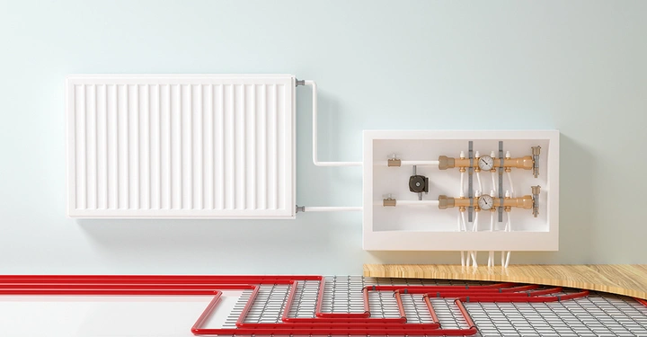 Grafische Darstellung eines modernen Heizungssystems: Eine energieeffiziente, wassergeführte Fußbodenheizung im Schnittbild neben einem klassischen Wandheizkörper, beide an den Heizkreisverteiler angeschlossen.