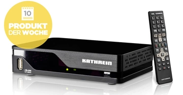 Schwarzer Receiver mit USB-Anschluss und Fernbedienung daneben in einem weißen Raum. Text auf Receiver: KATHREIN. Gelber Kreis mit Text: 10 PRODUKT DER WOCHE.