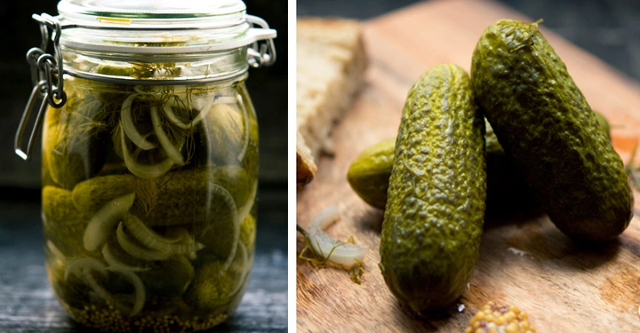 Ein Glas mit eingelegten Gurken und Zwiebeln auf einem dunklen Tisch links Gurken mit Senfkörnern auf einem hölzernen Schneidebrett rechts