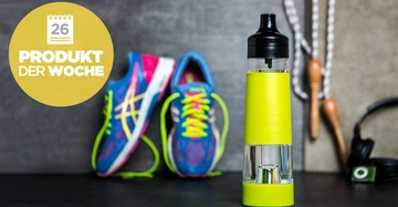 Grüne Wasserflasche steht auf Tisch sportschuhe und Springseil im Hintergrund. Gelbes Kreis-Icon mit Text Kalender 26 PRODUKT DER WOCHE links.
