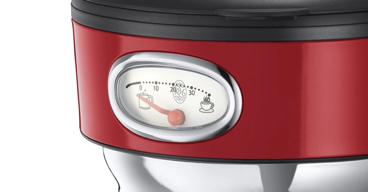 Roter Küchenmixer zeigt eine analoge Skala mit einem roten Zeiger und Symbolen für Tropfen Becher und Tasse umgeben von silbernen und schwarzen Elementen in einer modernen Küche.