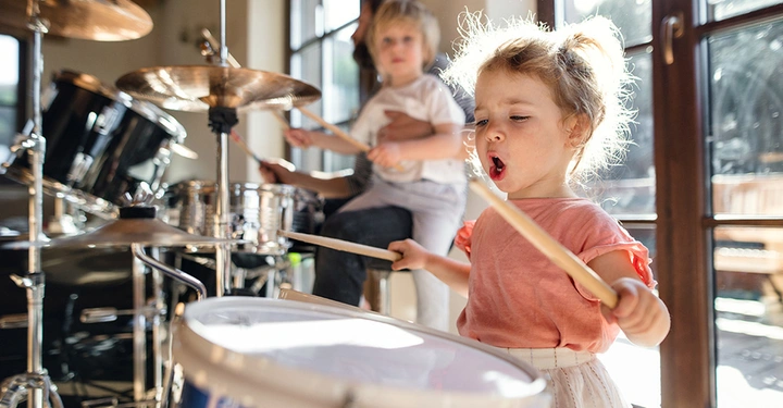 DIe Kinder spielen laut Schlagzeug. Ist das Lärmbelästigung für die Nachbarn?