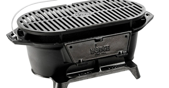 Galerie-Bild 3: Schwarzer Gusseisengrill mit rechteckiger Grillfläche stehendes Objekt in isolierter Umgebung. Text auf der Front Lodge Logic USA.