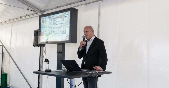 "Das Bauzentrum demonstriert alle Entwicklungen und Innovationen am Bauproduktsektor und bildet als ,analoge und digitale Bibliothek‘ ein wertvolles Tool für Architekten, Planer und Nutzer", so der planungsverantwortliche Architekt Horst Reiner, Geschäftsführer ATP architekten ingenieure (Wien).&nbsp;&nbsp;