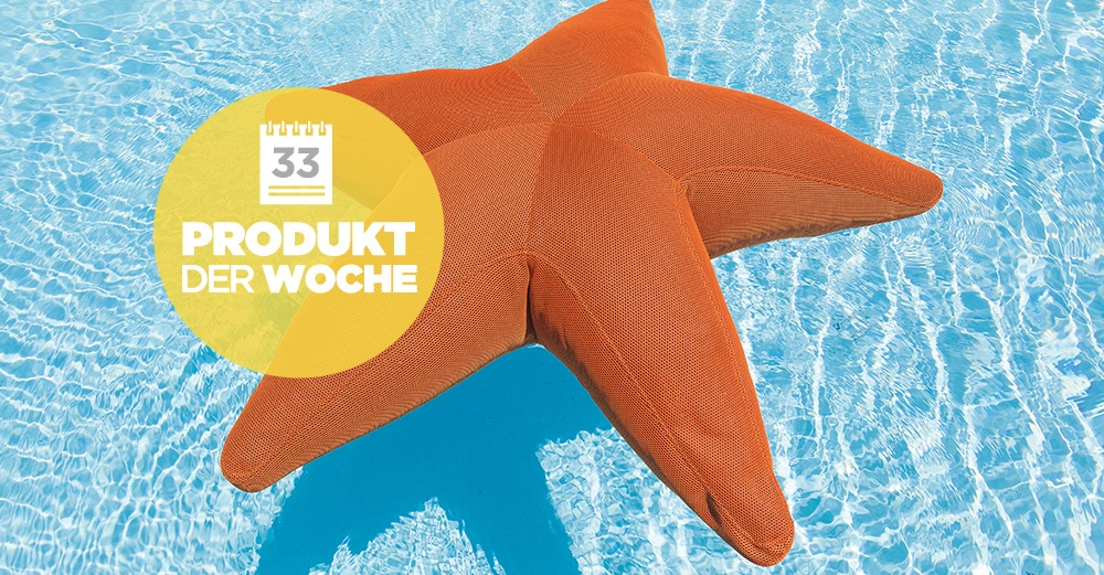Ein orangefarbener Seestern-Schwimmreifen treibt auf klarem blauem Wasser in einem Pool. Ein gelber Kreis mit Text: 33 PRODUKT DER WOCHE überlappt das Bild.