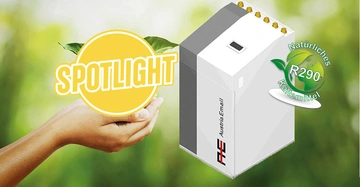 Frauenhände halten grünes Pflänzchen, rechts im Bild Freisteller der Wärmepumpe von ETHERMA. Auf dem Bild zusätzlich ein goldgelber Button mit SPOTLIGHT.