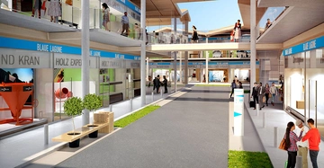 Menschen gehen und unterhalten sich in einer modernen Ladenstraße mit zwei Ebenen und gläsernen Balkonen. Vor den Geschäften, die "BLAUE LAGUNE" anzeigen, stehen Pflanzen und Sitzbänke. Text: BLAUE LAGUNE HOLZ EXPERTIS MAUR TOPFEL Bau / HUS UND KRAN