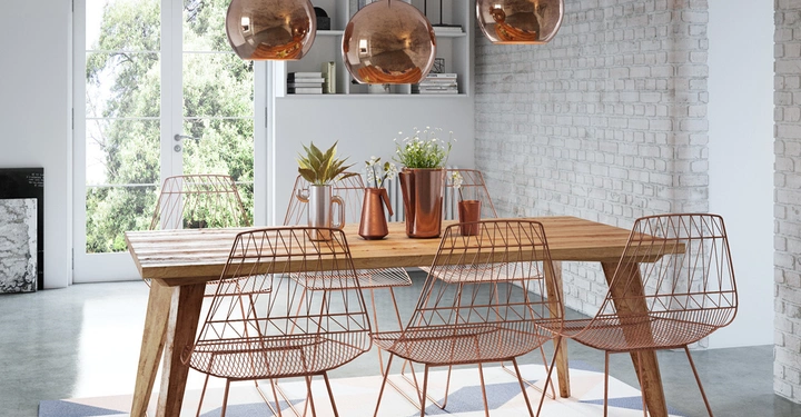 Galerie-Bild 3: Holztisch mit metallenen Stühlen steht auf gemustertem Teppich in einem modernen Esszimmer mit weißen Backsteinwänden; im Hintergrund große Glastüren und ein Regal mit Dekorationsgegenständen.