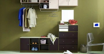 Garderobensystem von von Montana Furniture, bestehend aus einer Kommode in der Farbe Balsamico und einem Hängeschrank in der Farbe Pomelo