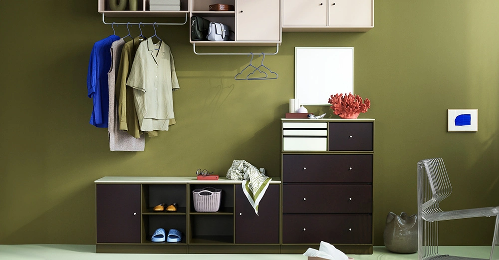 Garderobensystem von von Montana Furniture, bestehend aus einer Kommode in der Farbe Balsamico und einem Hängeschrank in der Farbe Pomelo