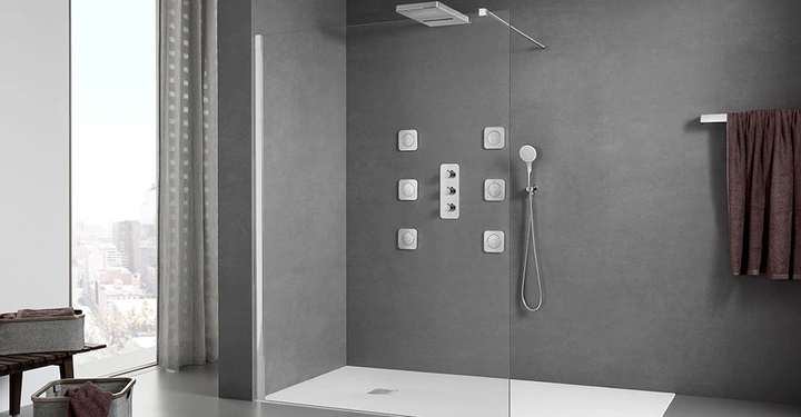 Anthrazitfarbener Duschbereich mit Ganzglastüren und barrierefreiem Zugang in topmodernem Badezimmer.