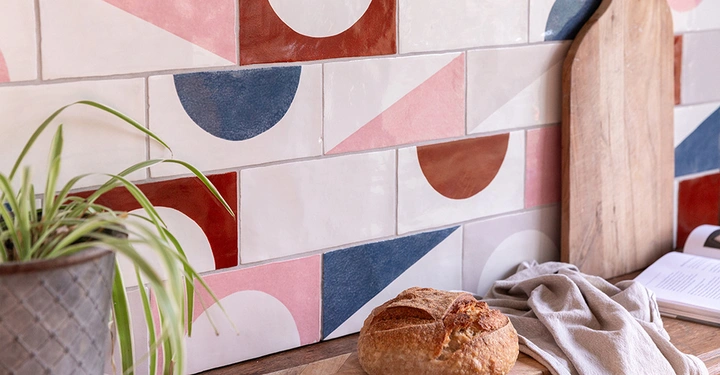 Galerie-Bild 1: Eine Wand mit bunten Wandfliesen in verschieden kombinierbaren geografischen Mustern. 