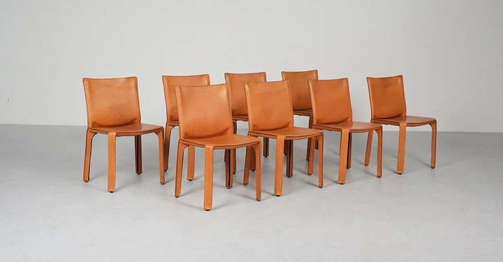 Galerie-Bild 3: Der Cab Stuhl wurde 1977 von Mario Bellini entwickelt und ist bis heute der Bestseller des Herstellers Cassina. Mario Bellini, renommierter Architekt und Designer aus Italien, hat&nbsp;für den Cab ein Stahlgestell mit 21 Teilen aus Kernleder komplet umhüllt. Diese werden in aufwändiger Handarbeit zusammengenäht und mit Reißverschlüssen geschlossen.&nbsp;Die Lederhülle ist abnehmbar und kann bei Bedarf ersetzt werden.&nbsp;