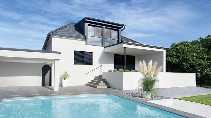 Galerie-Bild 1: Weißes modernes Einfamilienhaus mit Pool, Terrasse und gepflegtem Garten bei sonnigem Himmel