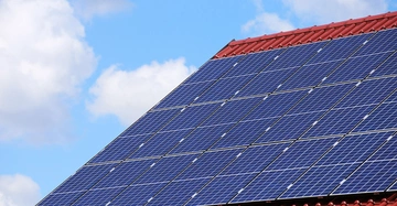 Photovoltaik-Module auf dem Ziegeldach eines Einfamilienhauses