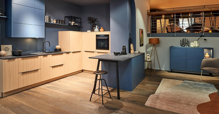 Häcker Küche SCALA mit Balticblauen und Eiche-natur Fronten