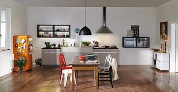 Hölzernes Tisch mit Stühlen steht in moderner Küche Zugang zu Spüle Kühlschrank Kochbereich Büchern und dekorierten Wänden mit Regalen unter Pendelleuchten Text "HAPPINESS IS NOT A DESTINATION IT IS A WAY OF LIFE"