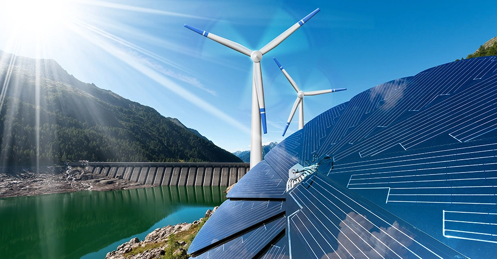 Solarzellen und Windturbinen erzeugen Energie neben einem Stausee in einer bergigen Landschaft bei strahlendem Sonnenschein