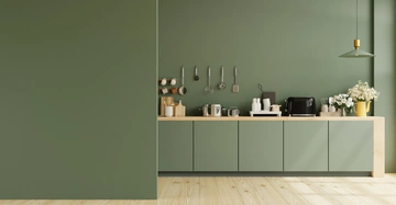 Colour Drenching in der Küche: Grüne Möbel, grüne Wand, grüner Schrank, grüne Hängelampe. Minimalistisches Design at its best.