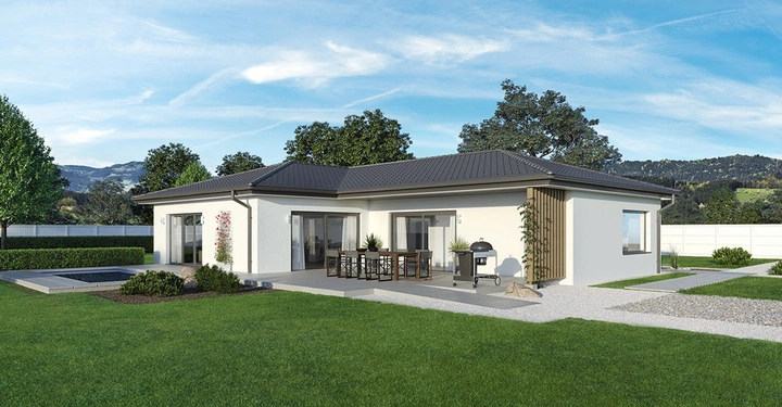 Ein modernes einstöckiges Haus steht auf einem gepflegten Rasen in einer ländlichen Umgebung mit Bäumen im Hintergrund neben einem Pool und einer Terrasse mit Esstisch und Grill.