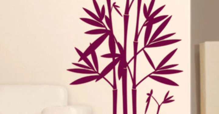 Galerie-Bild 12: Lila Bambuspflanzen-Aufkleber an einer beigen Wand links neben einem weißen Sofa in einem modernen Wohnzimmer mit beigen Wänden und einem weißen Boden. Text aw in der Ecke.