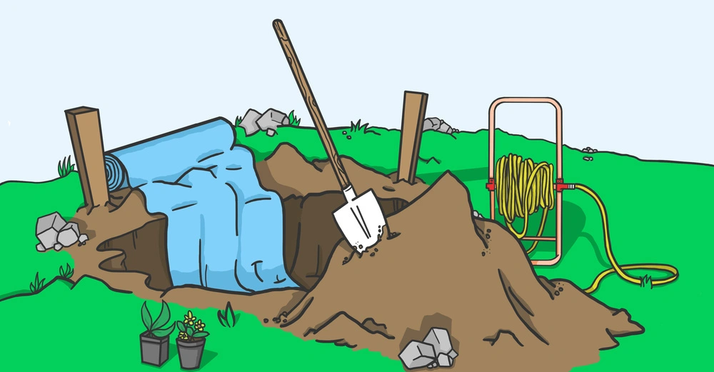 Eine Schaufel steckt in einem Erdhaufen, daneben ein ausgerolltes blaue Plane, im Hintergrund stehen vier Pfosten. Rechts befindet sich ein Schlauch auf einem Schlauchhalter, zwei Pflanzen im Vordergrund.