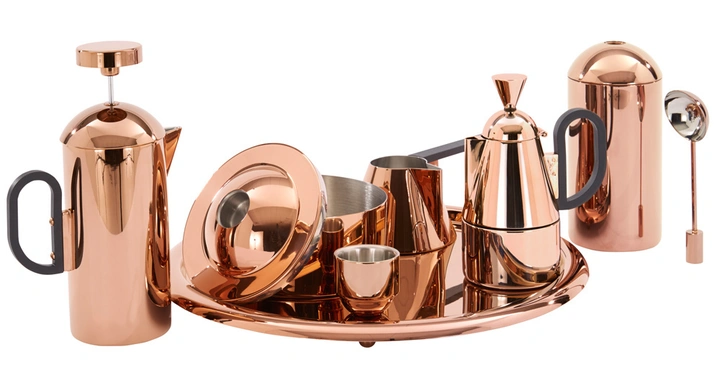 Kupferfarbener, glänzender Kaffee- und Teeservice-Set bestehend aus Kaffeepresse, Kaffeekanne, Milchkännchen, Zuckerbehälter, Tassen, Löffel und Tablett auf weißem Hintergrund.