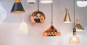 Moderne, stromlinienförmige Kupfer-Hängeleuchten mit spiegelndem Bubble-Metall-Schirm. Stilvolles Lampendesign für zeitgemäße Innenräume.