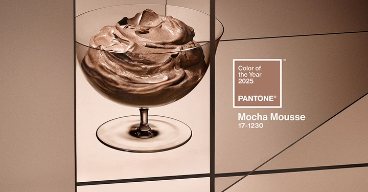 Galerie-Bild 2: Glas mit braunem Schokomousse und Farbnummer der Pantone Farbe des Jahres 2025 "Mocha Mousse" in der rechten Bildhälfte