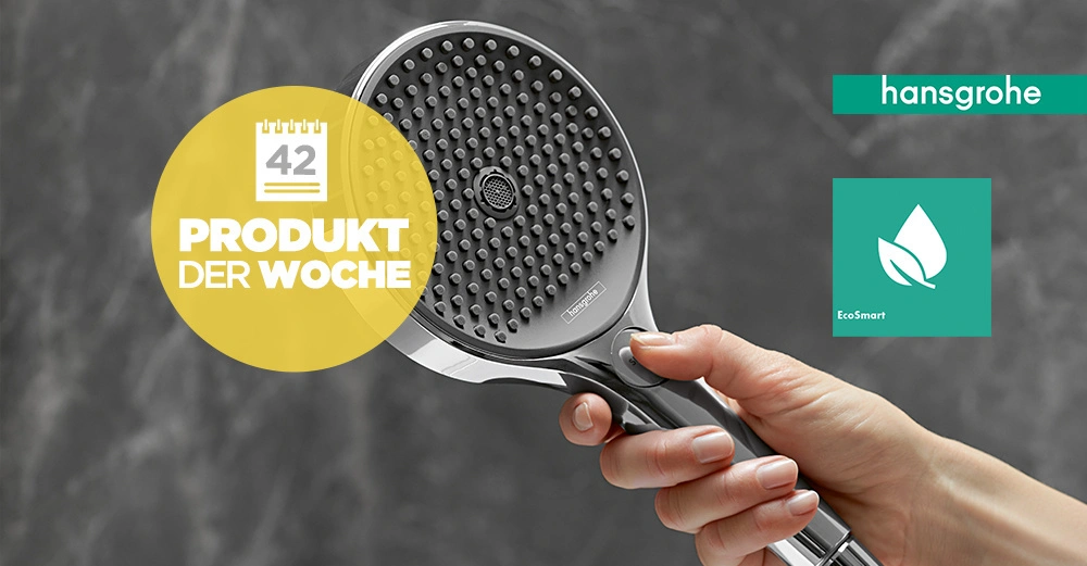 Eine Hand hält eine schwarze und silberne Duschbrause vor einer grauen Marmorwand. Texteinblendungen: 42 PRODUKT DER WOCHE; hansgrohe; EcoSmart.